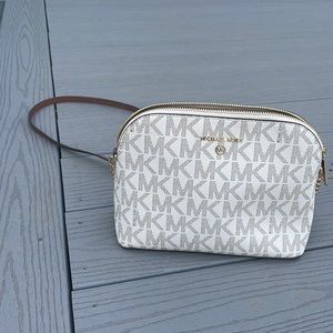 Never used, brand new purse!